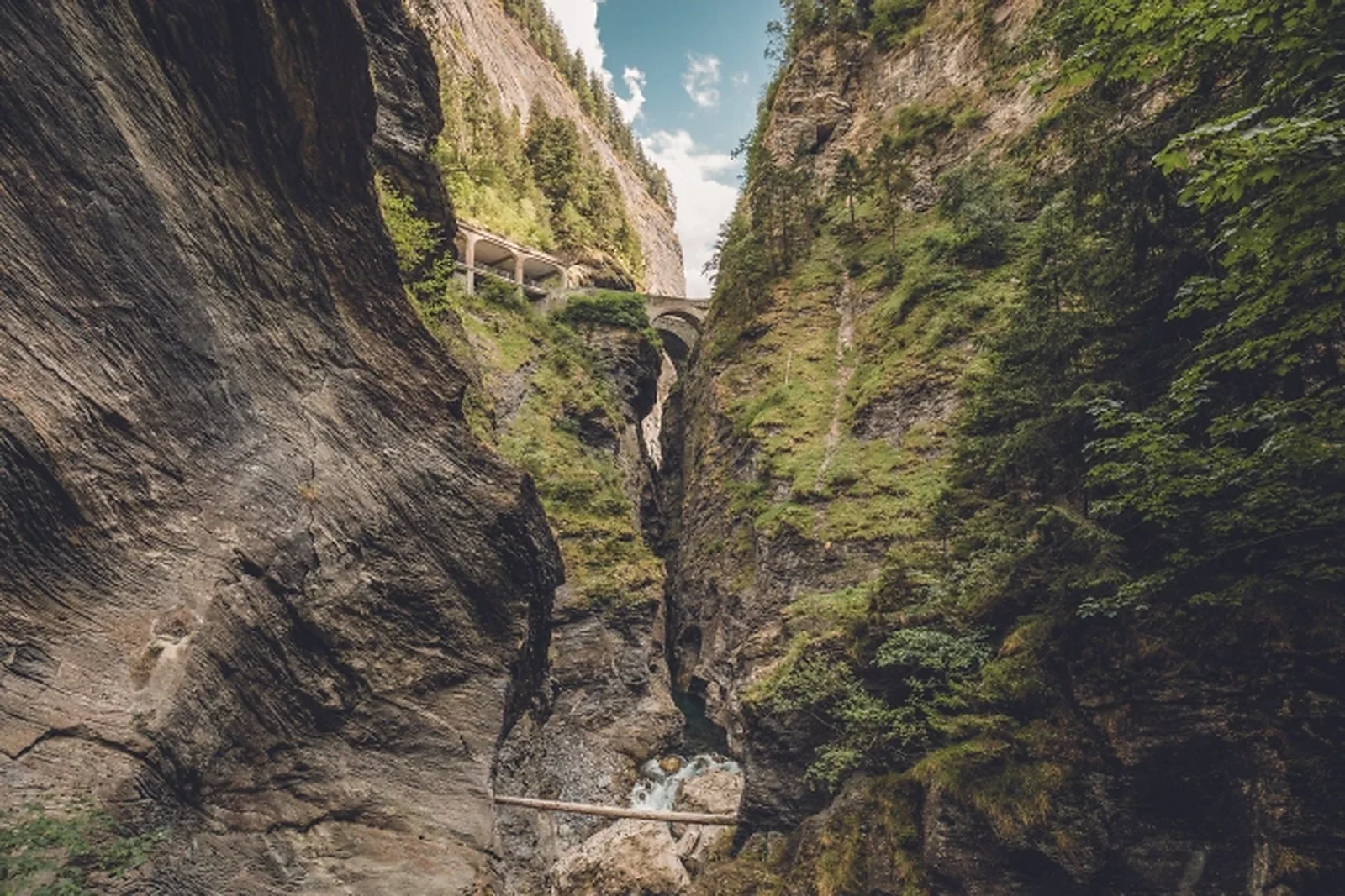 Die dramatischen Felswände und das türkisfarbene Wasser der Viamala-Schlucht in Graubünden, Schweiz